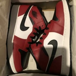 Jordan 1 Mid Chicago Black Toe